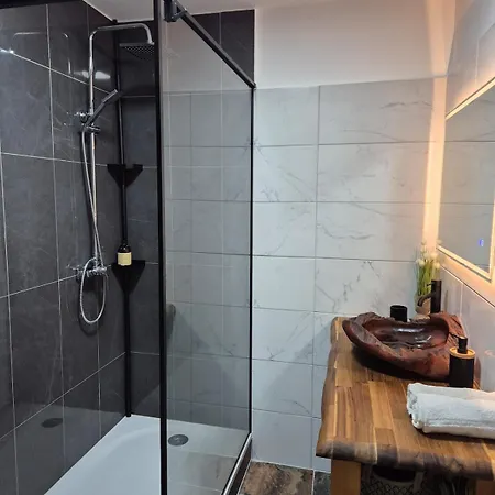 Un Petit Pied A * הייר